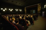Duet aktorów na scenie w darłowskim kinie "Bajka" rozbawił publiczność. Pełna sala podczas spektaklu "Akompaniament"
