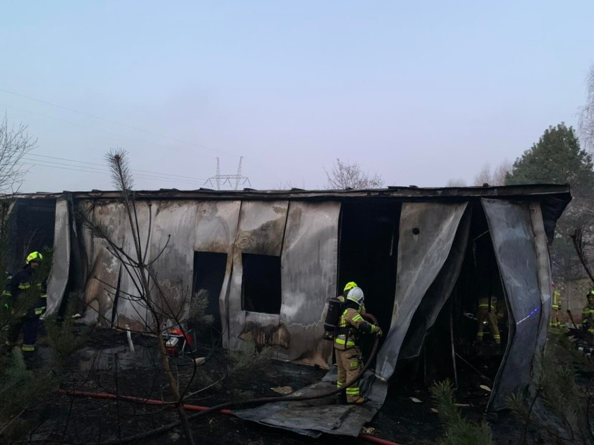 Czerniejewo. Pożar opuszczonej hali przy ulicy Poznańskiej