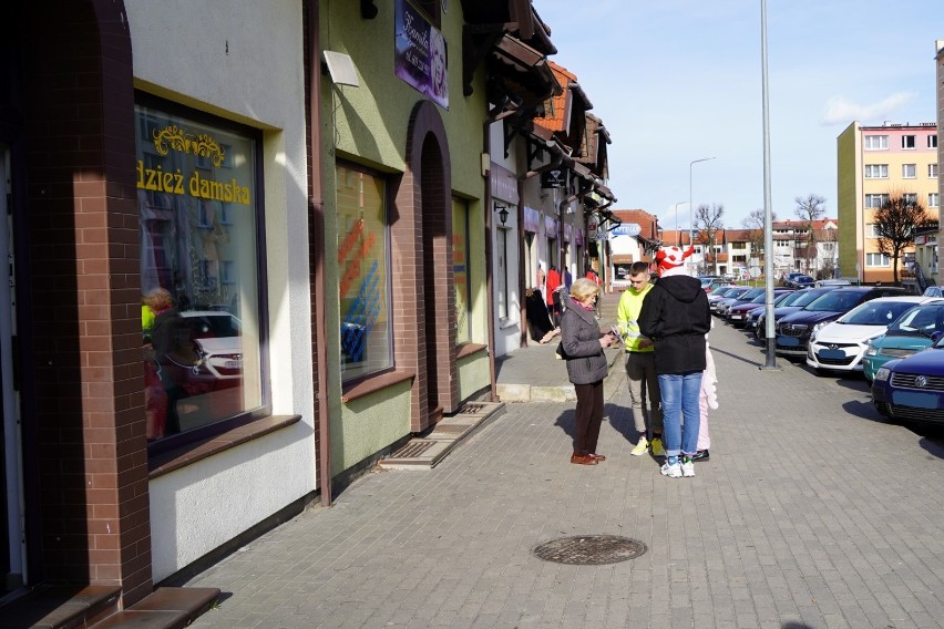 Człuchów. Sprawdzian z polskiego na luzie podczas happeningu ulicznego