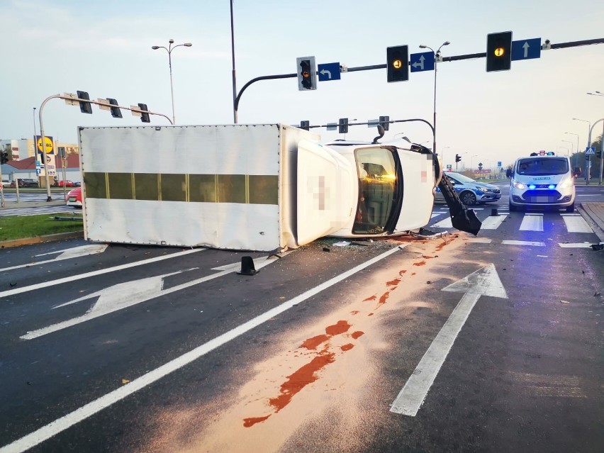 Wypadek busa i osobówki na ul. Hutniczej w Lubinie