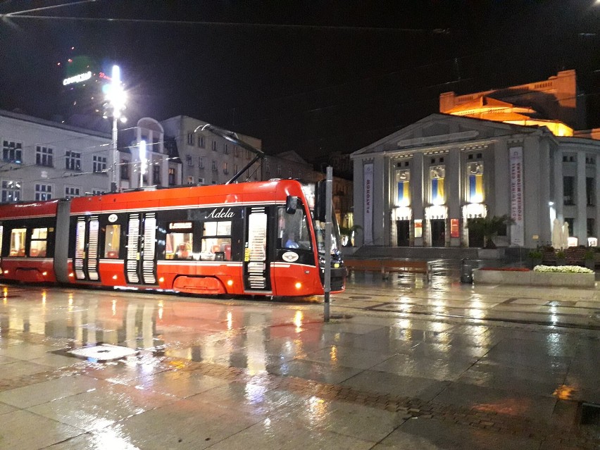 Deszczowy wieczór w Katowicach. Opady nie przeszkodziły w miłym spędzaniu czasu