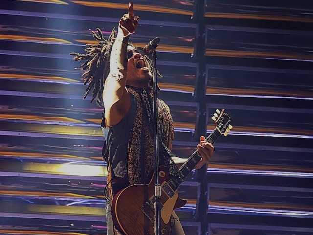 Lenny Kravitz w środowy wieczór wystąpił w łódzkiej Atlas Arenie w ramach Raise Vibration Tour. Show obejrzało i wysłuchało przeszło dwanaście tysięcy fanów z całej Polski.