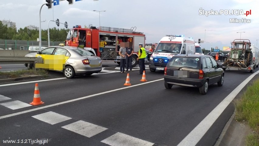 Zderzenie samochodów w Mikołowie na DK 81, w pobliżu Auchan. Lądował śmigłowiec LPR. 25-latek zignorował czerwone światło