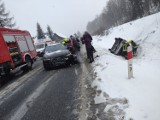 Wypadek na zakopiance. Zderzyły się trzy samochody, jeden dachował. Były utrudnienia na dojeździe do Zakopanego ZDJĘCIA