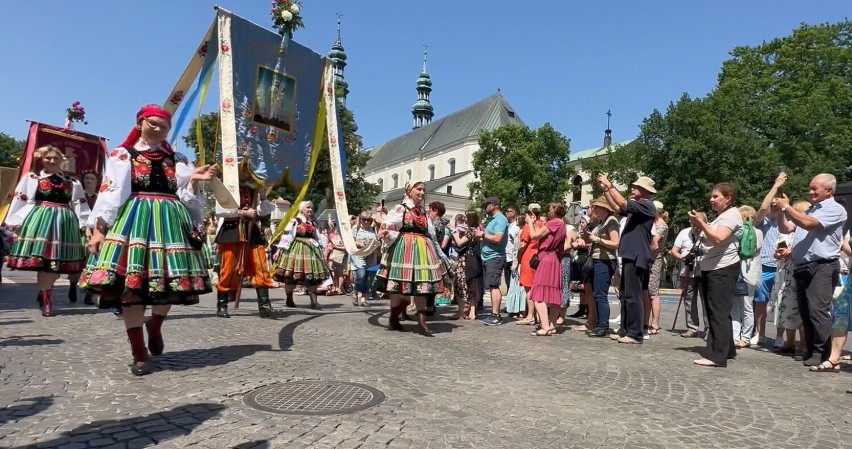 Bajecznie kolorowa procesja Bożego Ciała w Łowiczu jest jedną z najbardziej uroczystych w Polsce