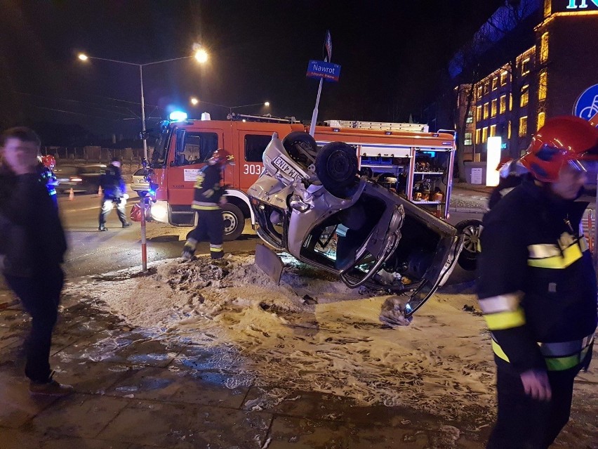 Wypadek w centrum Łodzi. Samochód dachował na Kopcińskiego [ZDJĘCIA]