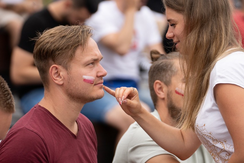 Setki jastrzębian w strefie kibica. Dopingowali Polskę z...