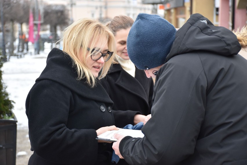 "Tak dla In Vitro" w Malborku. Parlamentarzystki Koalicji Obywatelskiej zbierały podpisy pod projektem ustawy 