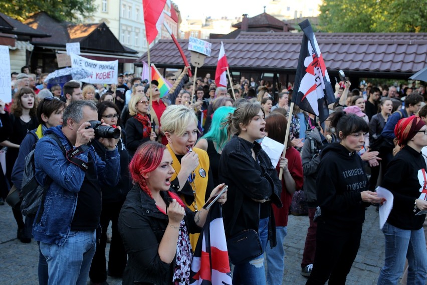 Strajk kobiet w Krakowie. Protestowano przeciwko zakazowi...