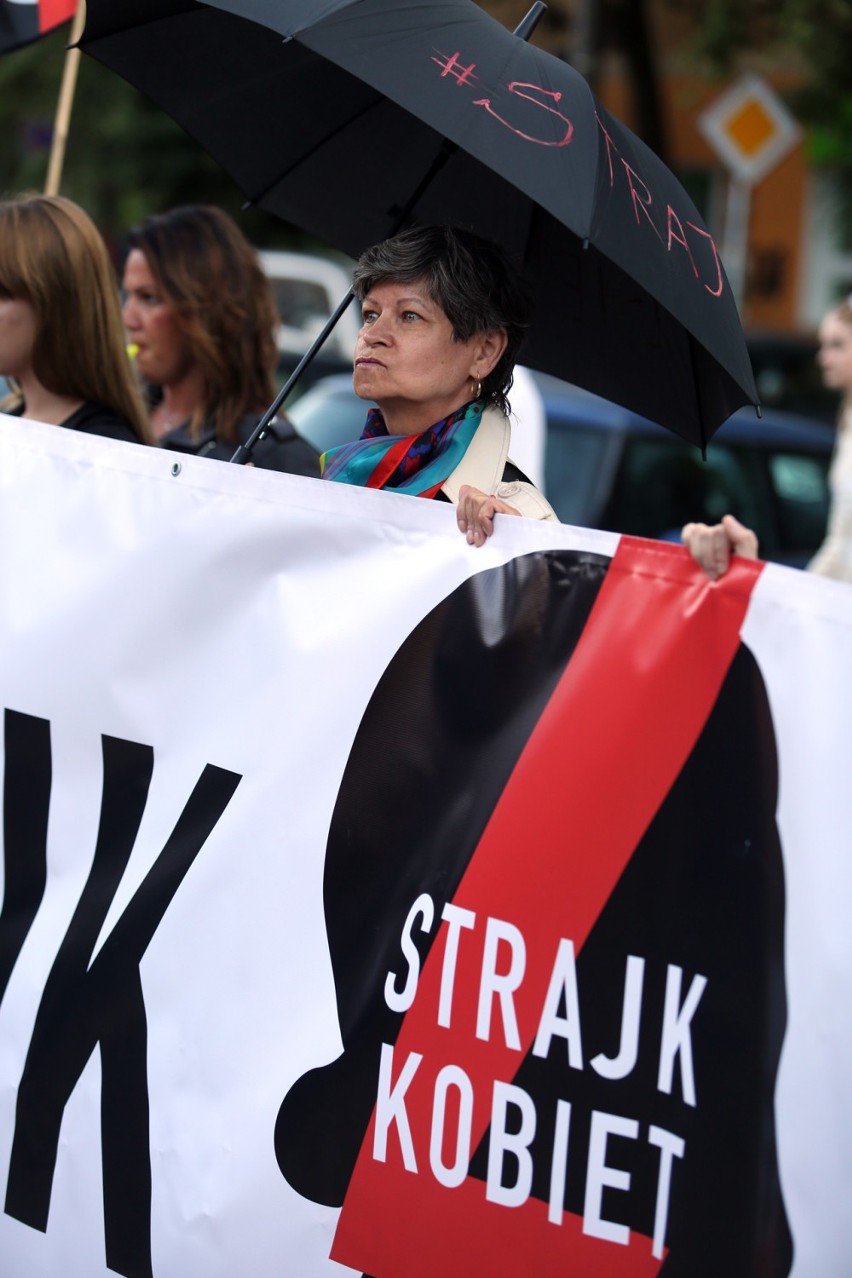 Strajk kobiet w Krakowie. Protestowano przeciwko zakazowi...