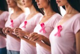 Rak piersi – co warto wiedzieć o chorobie? Objawy raka sutka, niepokojące sygnały i badania profilaktyczne. Jak zrobić samobadanie piersi?