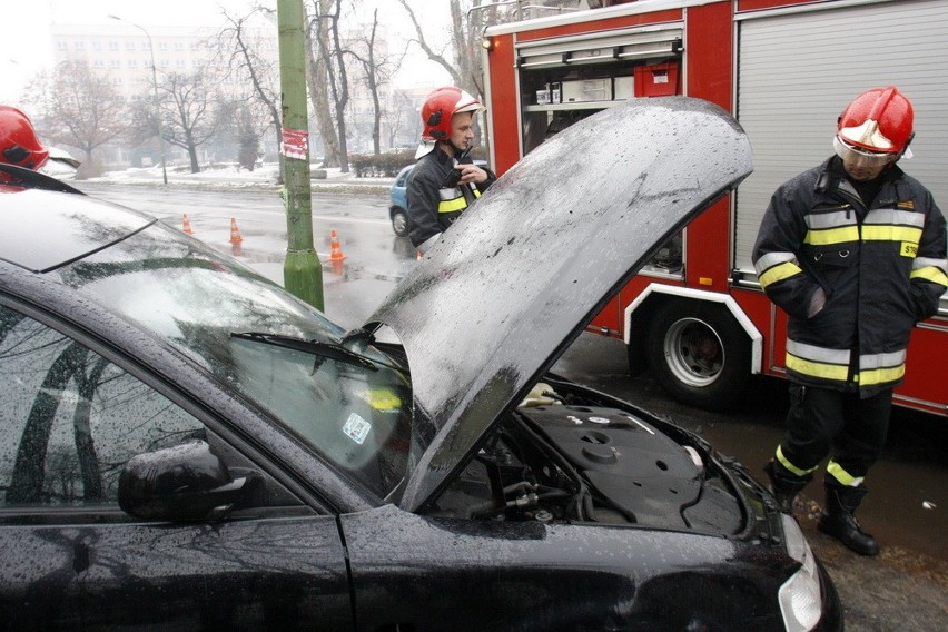 Wypadek zdarzył się naprzeciwko straży pożarnej.