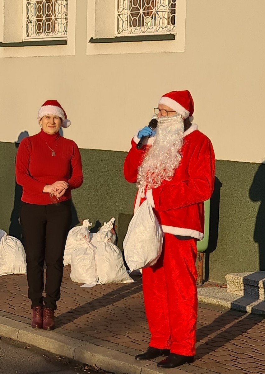 Rychwał: Kto powiedział, że Mikołaj nie może jeździć wozem strażackim  – mówił burmistrz Stefan Dziamara