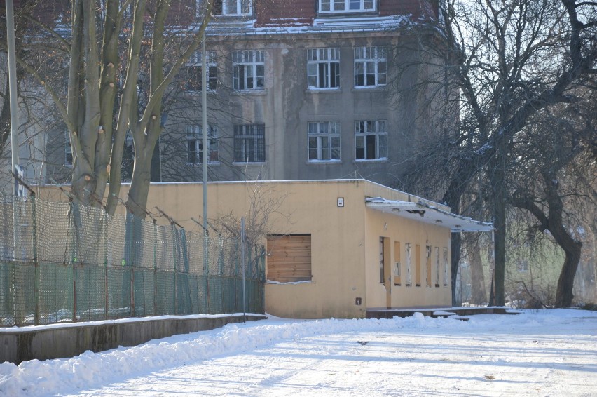 Miasto duchów w Żaganiu! Dawne koszary 11 batalionu dowodzenia przyciągają złomiarzy. Nawet śnieg nie łagodzi atmosfery pustki wśród ruin!