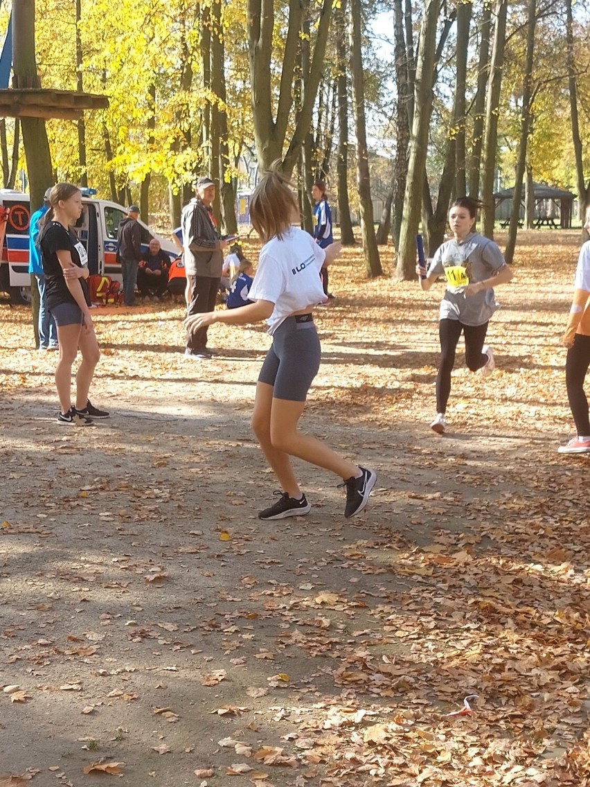 Drużyny dziewcząt i chłopców z II LO w Wieluniu wywalczyły awans do finału Mistrzostw Województwa w sztafetowych biegach przełajowych