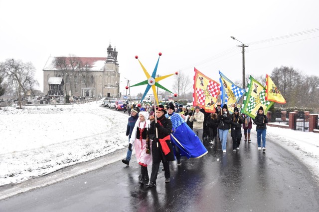 Orszak Trzech Króli to już tradycja w Święto Objawienia Pańskiego (06.01.2024). Zdjęcia z orszaku w Rogowie na Pałukach.