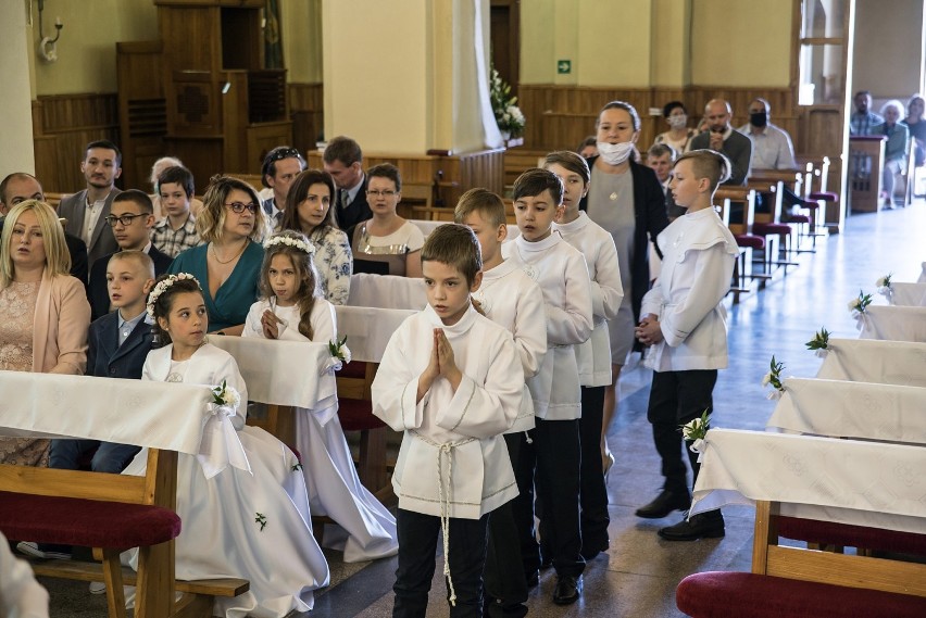 Dzieci przystąpiły do pierwszej komunii świętej w parafii pw. NMP w Kluczach [ZDJĘCIA]