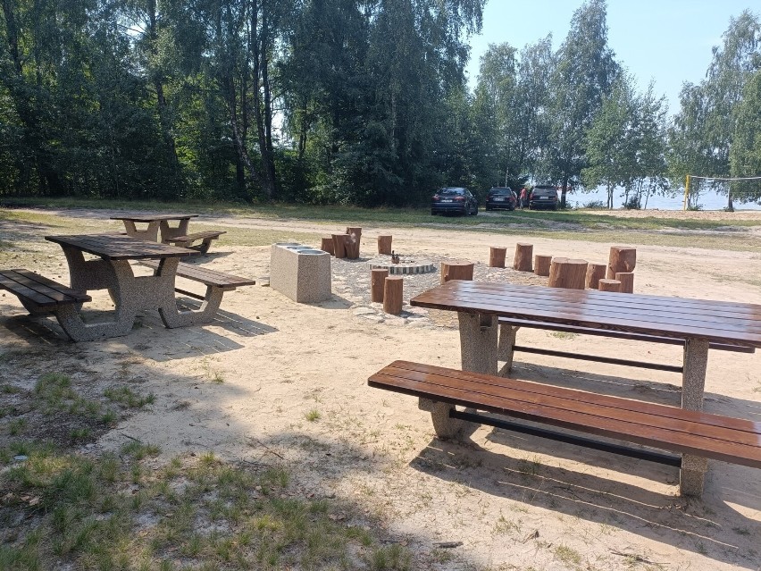 Są nowe stoły piknikowe, palenisko.