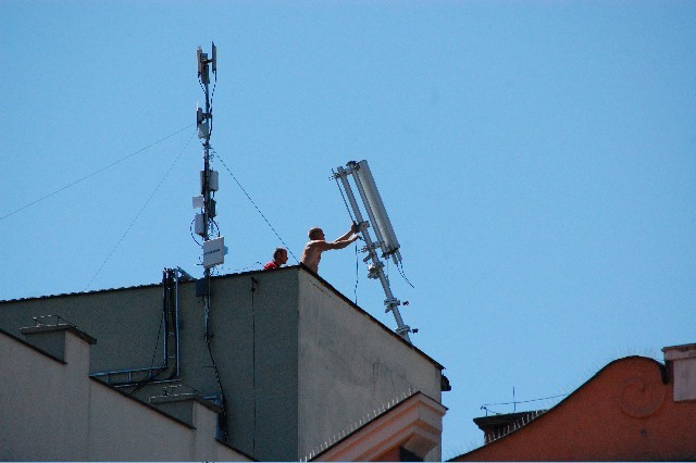 Demontaż anten telefonii komórkowej z dachu Domu Towarowego na Starym Rynku w Chojnicach