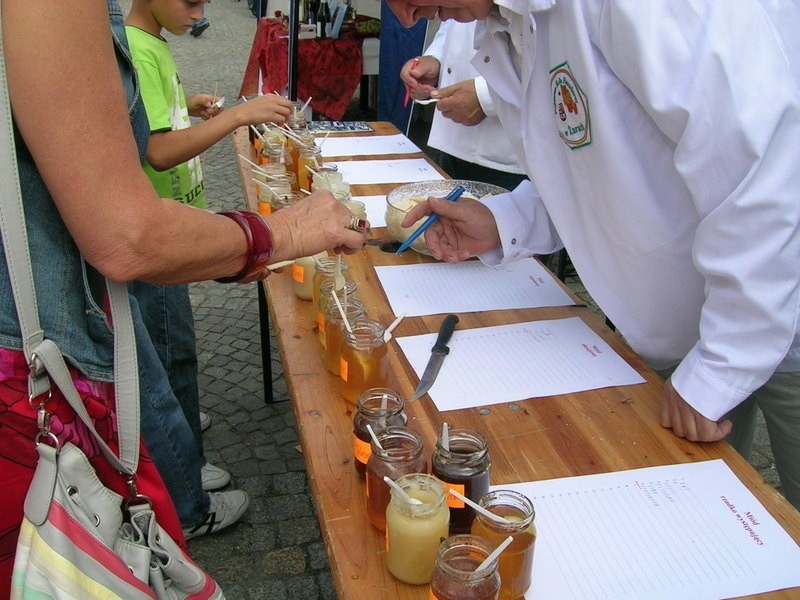 Na żarskim V Jarmarku Miodu i Wina