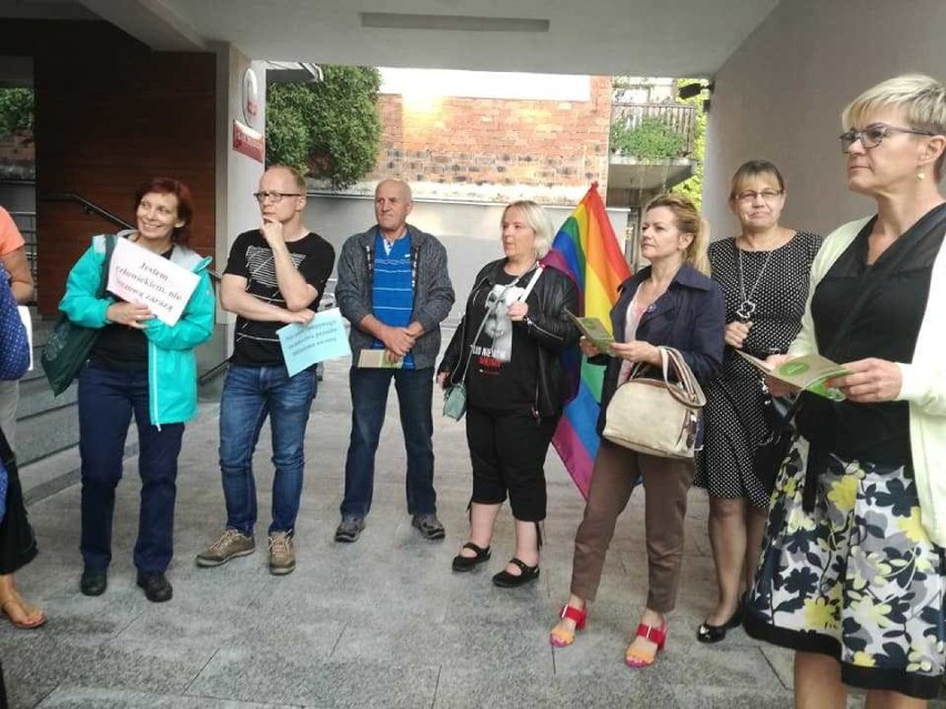 Kilkadziesiąt osób protestowało pod sądem w Olkuszu w obronie LGBT