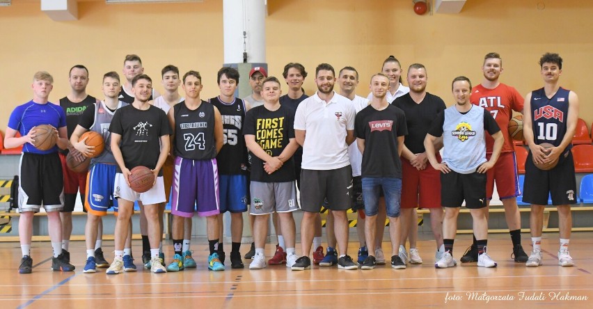 Dzisiaj odbył się oficjalny trening koszykarskiej drużyny Sokoła Żary. Trzecioligowy zespół ostro przygotowuje się do ligi