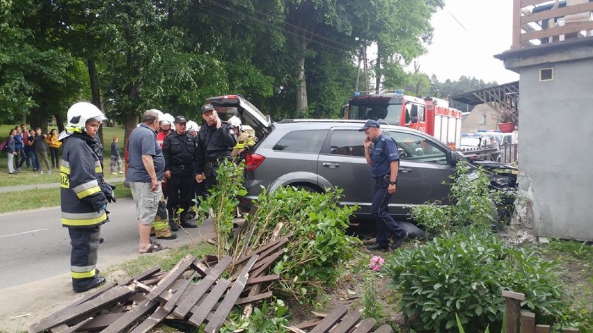 Samochód uderzył w budynek. Auto zniszczone, konstrukcja domu naruszona, a kierowca bez szwanku FOTO