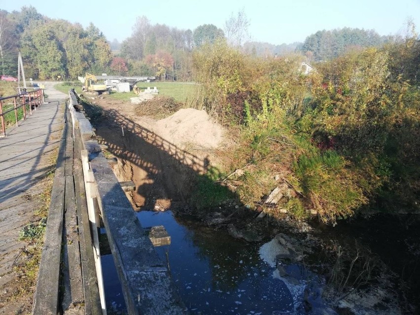 Zaczęła się rozbiórka starego mostu w Kamyku, pozostała przeprawa dla pieszych na połowie starego obiektu [ZDJĘCIA]