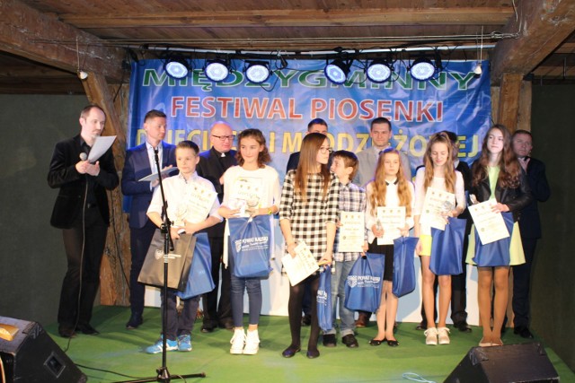 Festiwal piosenki w Opatówku cieszy się dużym zainteresowaniem. Zwykle bierze w nim udział ponad 100 młodych wykonawców w kilku kategoriach wiekowych.