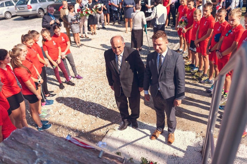 Odsłonili tablicę poświęconą Januszowi Rajzerowi (ZDJĘCIA)