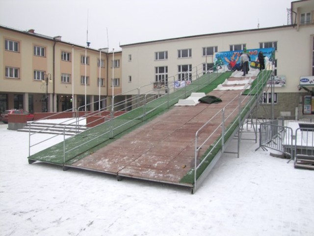 Snowtubing w Wiśle. Konstrukcja rozkładana była wiele godzin,