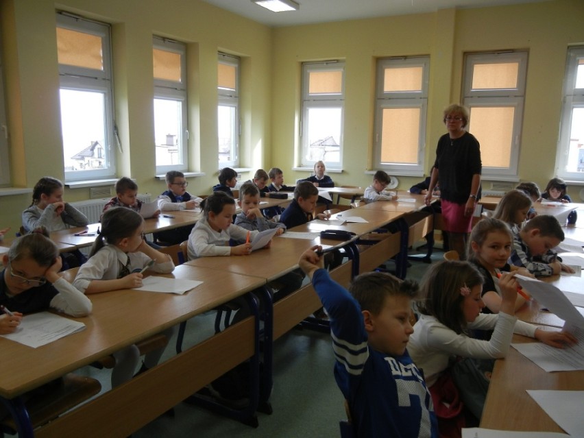 Uczniowie 16 szkół powiatu gdańskiego zmierzyli się z testem w konkursie czytelniczym "Z książką na TY" [ZDJĘCIA]