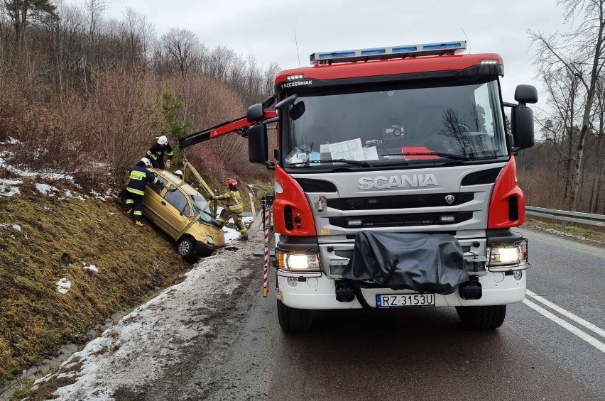 Wypadek w Korytnikach w powiecie przemyskim. 58-letni kierujący matizem wypadł z drogi [ZDJĘCIA]