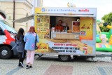 Trwa zlot Food Trucków w Łęczycy. Co dobrego zjemy? ZDJĘCIA