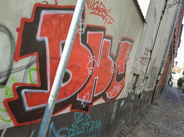 Część bydgoskiego Starego Miasta prezentuje się naprawdę źle. Odrapane ściany pokryte obrzydliwymi "graffiti", walające się pod nogami śmieci, worki, foliówki i papiery. To naprawdę nie jest najlepsza wizytówka miasta.

Widzieliście podobne miejsca? Wyślijcie zdjęcia na online@pomorska.pl, a umieścimy je w naszej galerii.