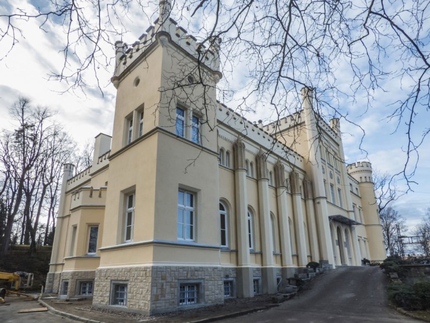 Pałac Hochbergów w Świebodzicach. Monumentalny i piękny budynek z niezwykłą historią. Zobacz! ZDJĘCIA