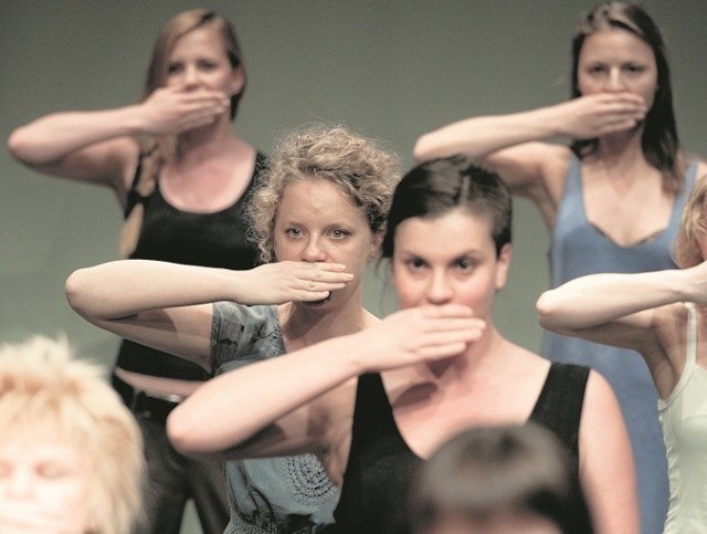 "Chór kobiet"  to projekt Marty Górnickiej nawiązujący do nowoczesnej formy teatru chórowego