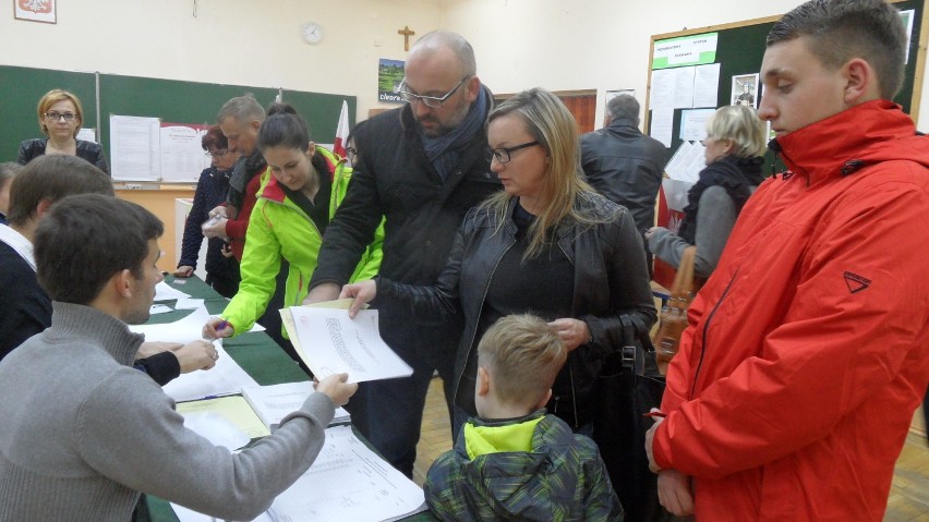 Wybory parlamentarne 2015 w Tychach.. Głosuje Waldemar...