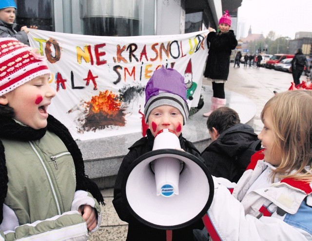 Dzieci przebrane za krasnoludki uczyły dorosłych ekologii.