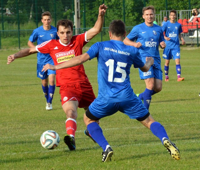 Przemysław Knapik (przodem, w czerwonej koszulce) strzelił pierwszą bramkę dla Soły po pięknej zespołowej akcji.