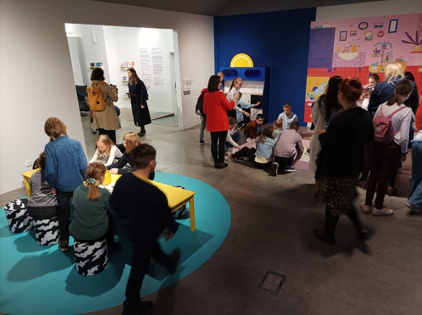 "Przeprowadzki" w czterech językach w Muzeum Emigracji w Gdyni. Skierowana do dzieci wystawa, która od lutego zyskała na aktualności
