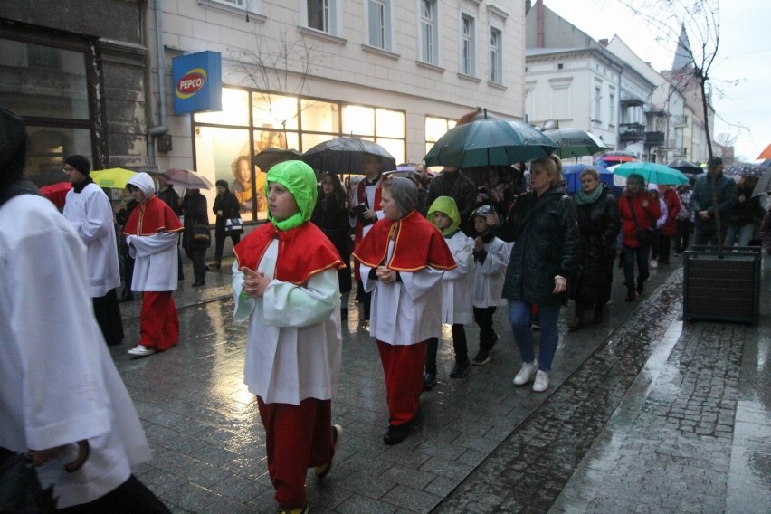 Droga Krzyżowa przeszła od fary do kościoła św. Józefa w...