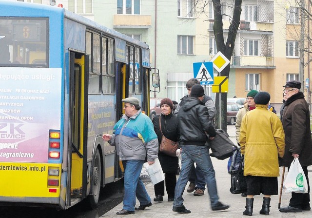 Skierniewiczanie narzekają, że linie są długie i nie ma bezpośrednich połączeń z dworcem