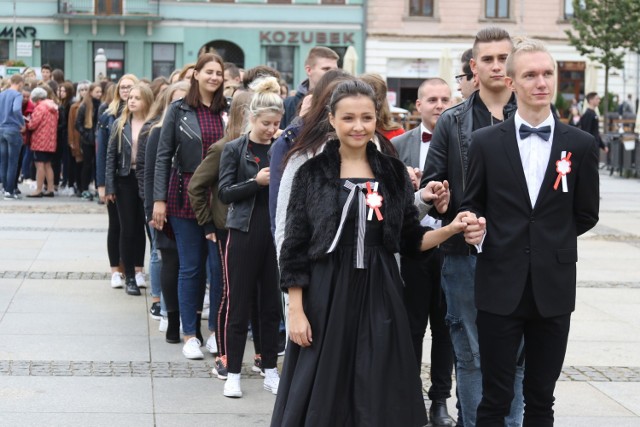 Anna Chwastek i Mateusz Grygiel, absolwenci I Liceum im. Stefana Żeromskiego rozpoczęli odtańczenie na Kieleckim Rynku poloneza na odzyskanie 100 lecia  niepodległości przez Polskę.