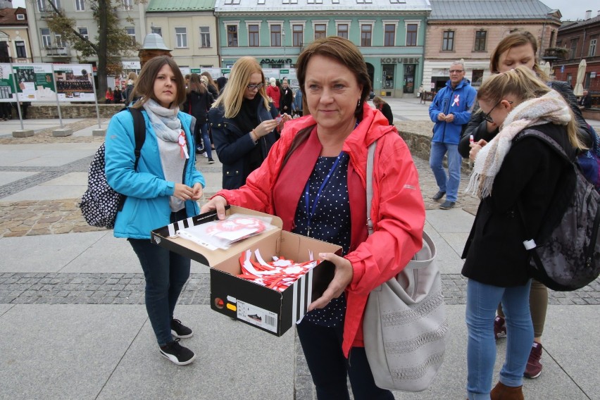 Niezwykły polonez na kieleckim Rynku odtańczony przez ponad 100 par z okazji 100-lecia Niepodległości (WIDEO, ZDJĘCIA) 