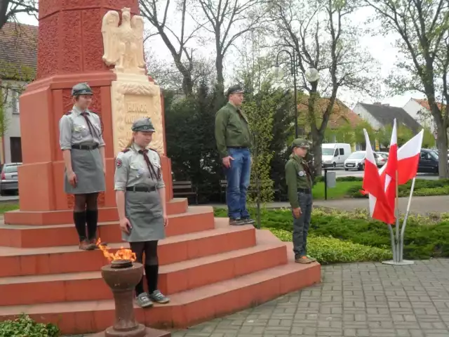 SZAMOCIN
W niedzielę 19 stycznia w Sza-mocinie odbędą się uroczyste obchody setnej rocznicy powrotu miasta do macierzy. Będzie im towarzyszył wyjątkowy występ w wykonaniu Reprezentacyjnego Zespołu Artystycznego Wojska Polskiego. Zapowiada się wspaniałe widowisko, bo zespół jest znany nie tylko z bogatego repertuaru, ale także z wyjątkowej oprawy jaka towarzyszy jego koncertom. 

Koncert odbędzie się o godz. 18 w hali widowiskowo-sportowej „Nowa Concordia”. Wstęp jest bezpłatny, ale w związku z ograniczoną liczbą miejsc Szamociński Ośrodek Kultury rozprowadzał specjalne wejściówki, których pula została już wyczerpana.

Widowisko będzie stanowić zwieńczenie obchodów, które rozpoczną się już przed południem: uroczystą mszą z udziałem chóru, orkiestry dętej i pocztów sztandarowych. Zostanie ona odprawiona o godz. 10.30 w kościele pod wezwaniem św. Apostołów Piotra i Pawła. Po mszy nastąpi przemarsz oraz złożenie kwiatów i wieńców pod Pomnikiem Wolności (około godz. 11.30).

 Szczególnym rocznicowym akcentem będzie okolicznościowa sesja Rady Miasta i Gminy, która odbędzie się o  godz. 16.30 w Urzędzie Gminy.