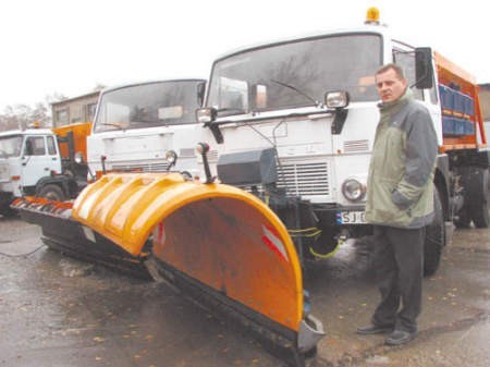 Mirosław Dyl, koordynator Akcji Zima, prezentuje sprzęt przygotowany do odśnieżania ulic.