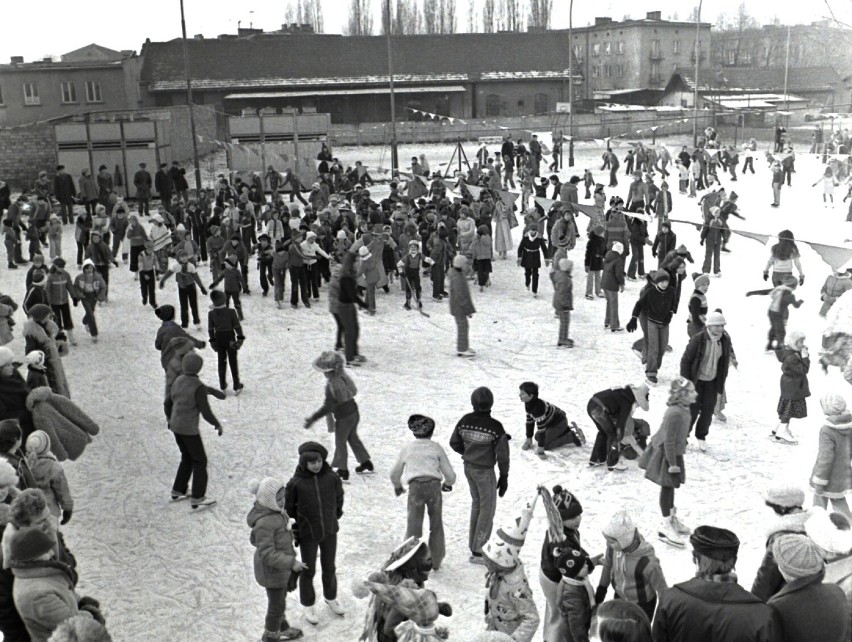 Lodowisko przy ul. Kołłątaja w Tarnowie. Grudzień 1983