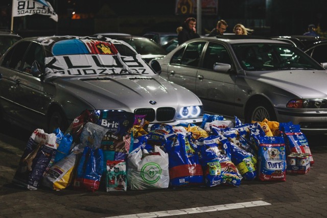 Miłośnicy aut marki bmw spotkali się w niedzielny wieczór na parkingu Castoramy w Grudziądzu. Była okazja do podziwiania samochodów oraz wzięcia udziału w charytatywnej zbiórce karmy dla zwierząt ze schroniska w Węgrowie. Udało się zebrać mnóstwo pokarmu dla bezdomnych psów i kotów.