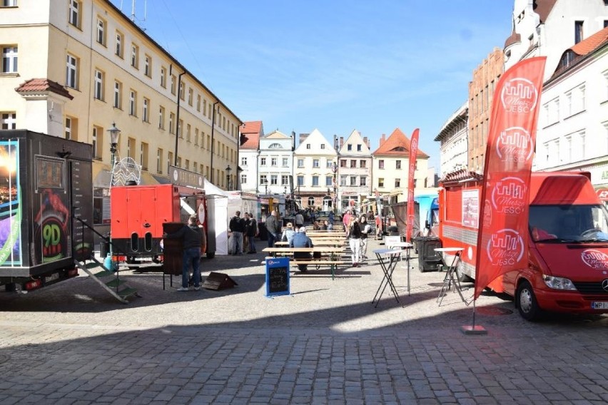 Dwa dni festiwalu smaków na rynku. Kto ma ochotę na pyszności prosto z restauracji na kółkach? [ZDJĘCIA]